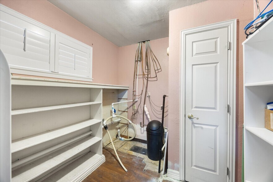 More Photos Of 310 W Bluff St, Granbury Office For Sale