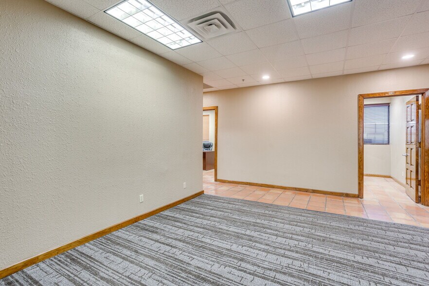More Photos Of 3500 Noble Ave, Fort Worth Flex For Lease