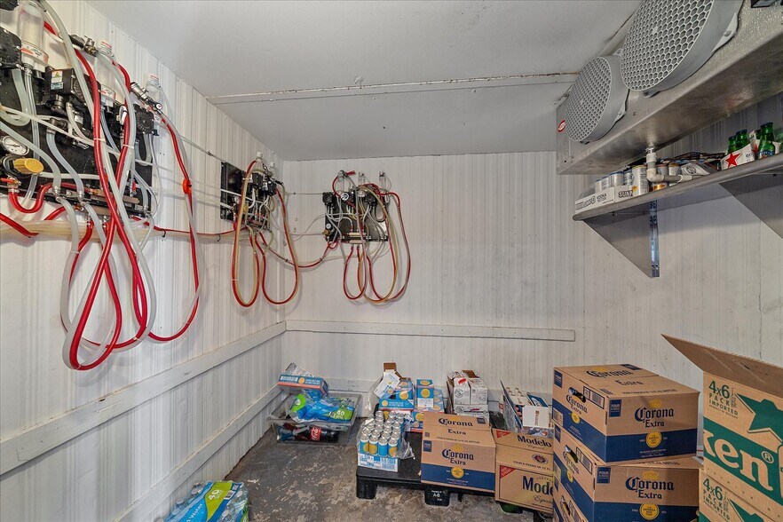 More Photos Of 6523 Gateway Ave, Sarasota Bar For Lease