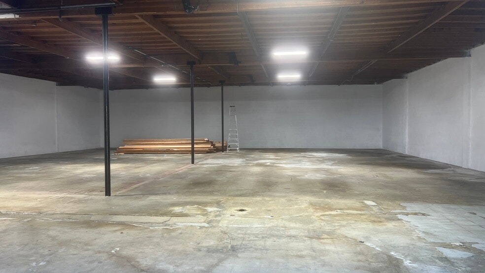 More Photos Of 18334 Eddy St, Northridge Warehouse For Sale