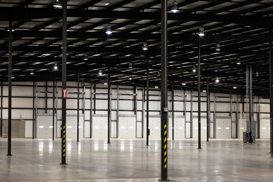 More Photos Of 802 Swan Dr, Smyrna Warehouse For Lease