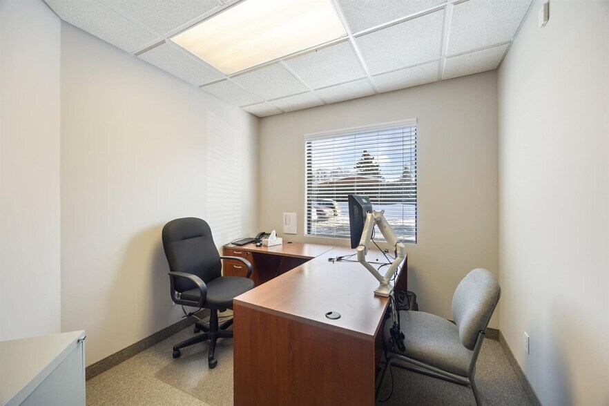 More Photos Of 4150 Boul Saint-Martin O, Laval Coworking Space