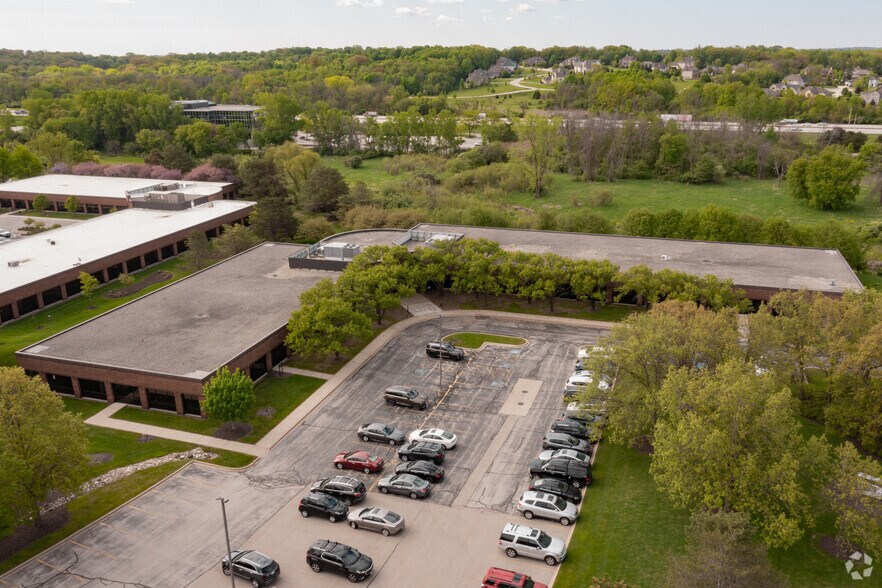 More Photos Of 100 N Corporate Dr, Brookfield Office For Lease