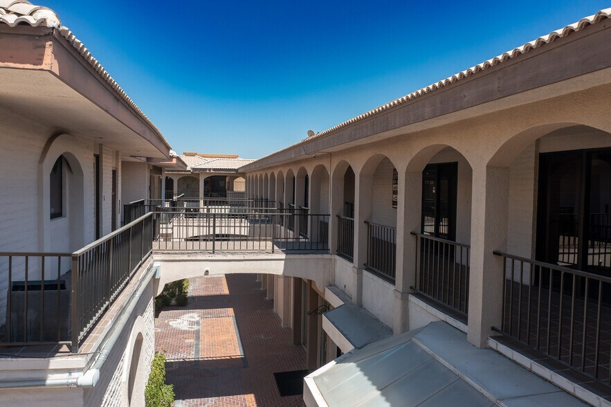 More Photos Of 73111 El Paseo Dr, Palm Desert Storefront Retail Office For Lease
