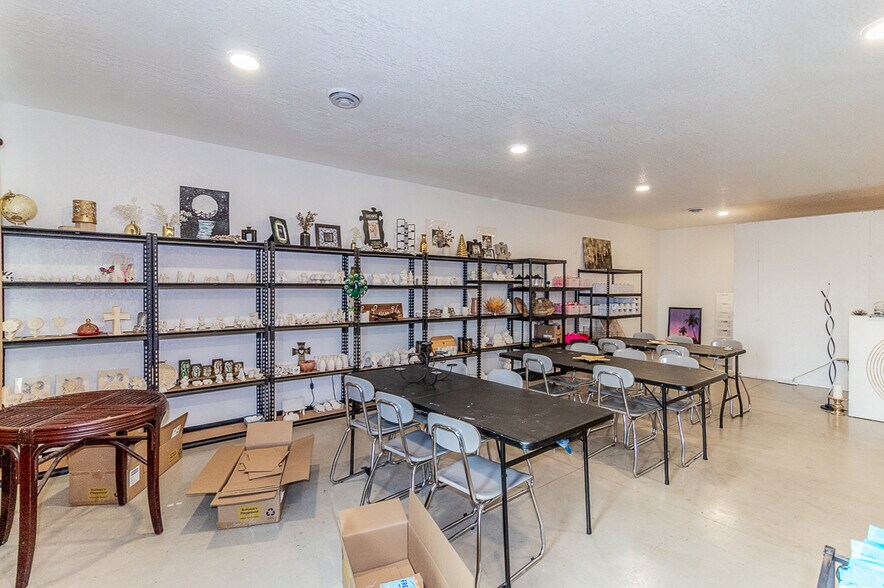 More Photos Of 1186 N Shawano St, New London General Retail For Lease