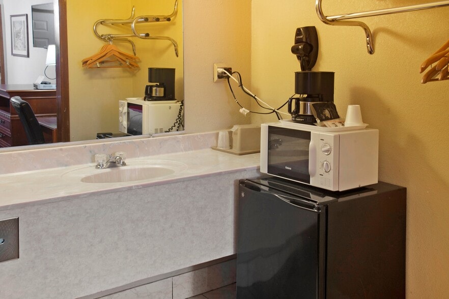 More Photos Of 823 NE Hwy 54, Guymon Hotel For Sale