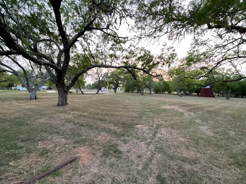 More Photos Of 1310 W Grand Ave, Yoakum Veterinarian Kennel For Sale