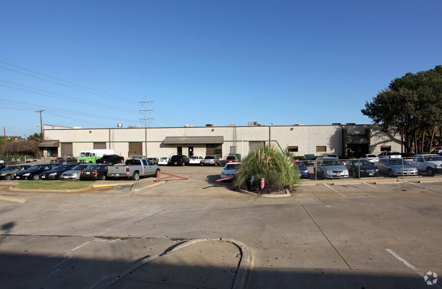 More Photos Of 10939 Shady Trl, Dallas Distribution For Lease