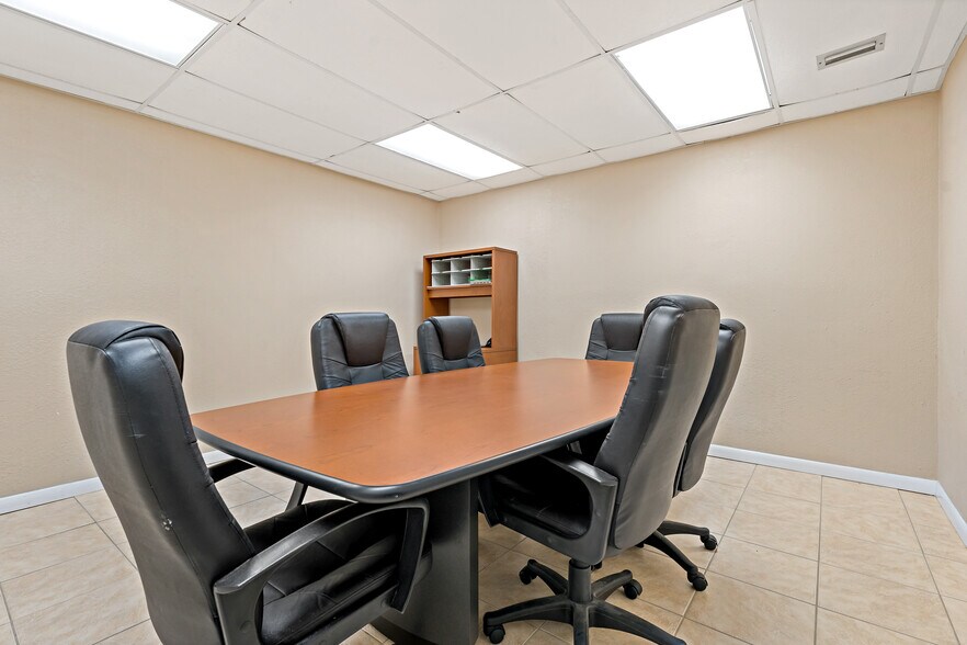 More Photos Of 567 Avenue K SE, Winter Haven Office For Sale