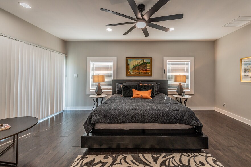 More Photos Of 630 S Walters, San Antonio Freestanding For Sale