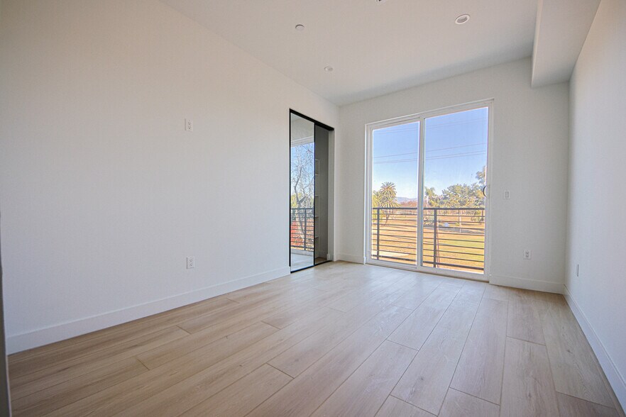 More Photos Of 6401 Odessa Ave, Lake Balboa Multifamily For Sale