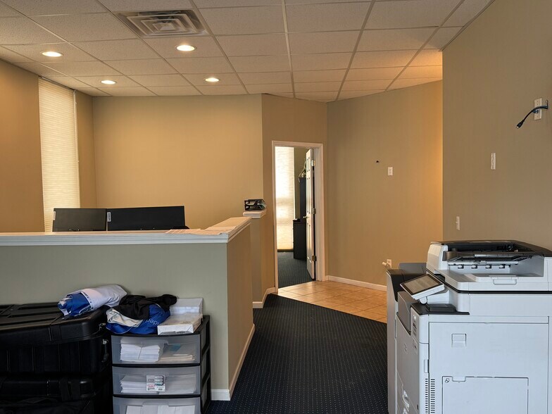 More Photos Of 4 Bonnie Ln, Yorkville Office For Sale