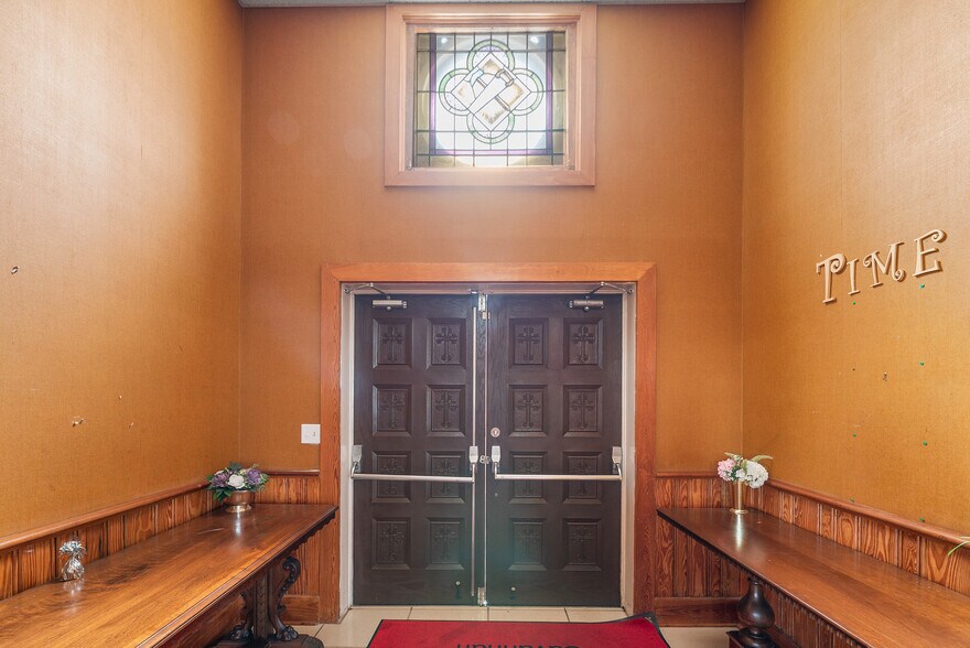 More Photos Of 902 W 36th St, Savannah Religious Facility For Lease