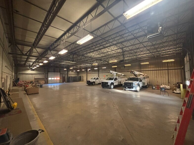 More Photos Of 525 Industrial Park Dr, Hastings Warehouse For Lease