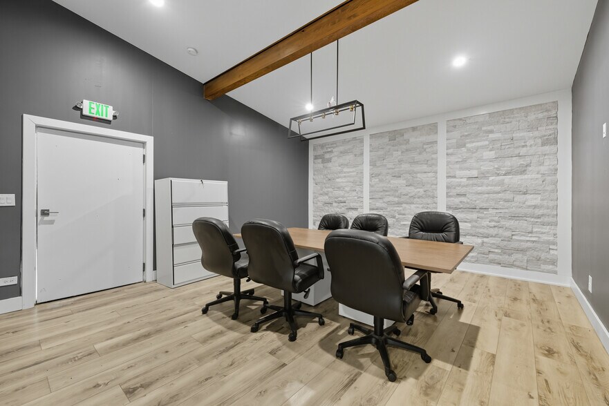 More Photos Of 801 W Grant Hwy, Marengo Showroom For Lease