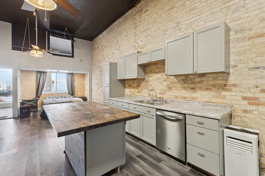 More Photos Of 1017 Washington Ave, Bay City Storefront Retail Residential For Sale