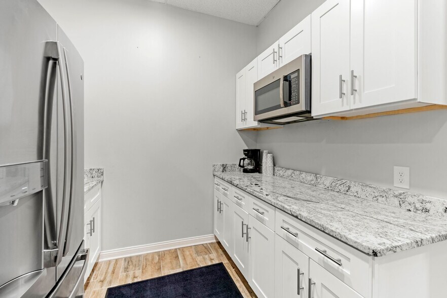 More Photos Of 8219-8347 Wicker Ave, Saint John Freestanding For Lease