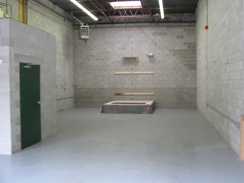 More Photos Of 11050 Livingston Rd, Fort Washington Warehouse For Lease