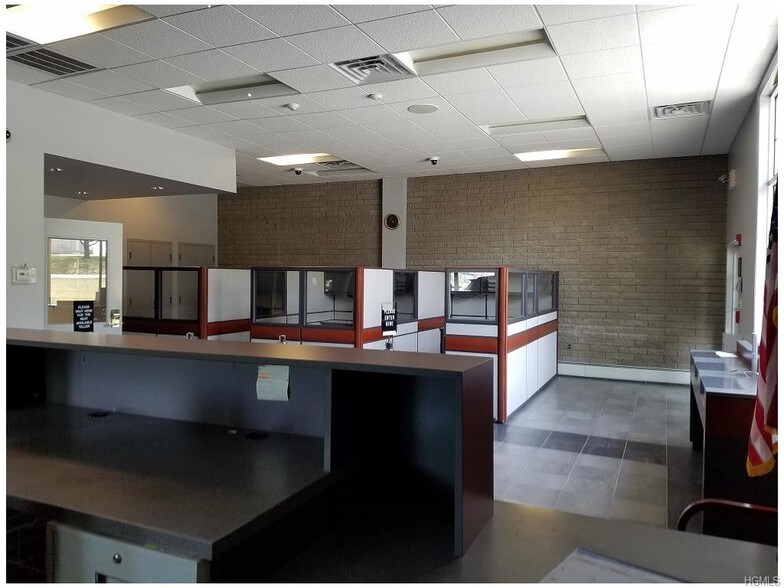 More Photos Of 1992 Route 284, Slate Hill Bank For Lease