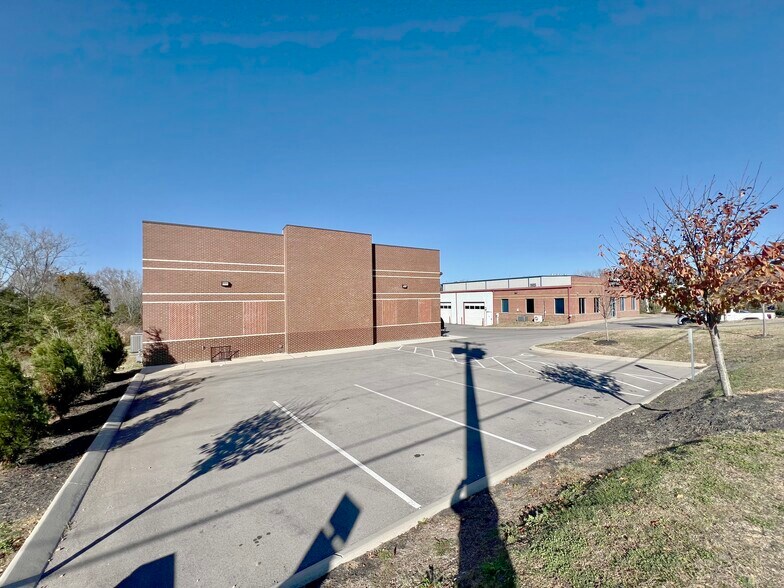 More Photos Of 3940 Dickerson Pike, Nashville Light Distribution For Lease