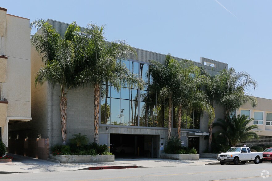 Primary Photo Of 6928 Owensmouth Ave, Canoga Park Medical For Sale