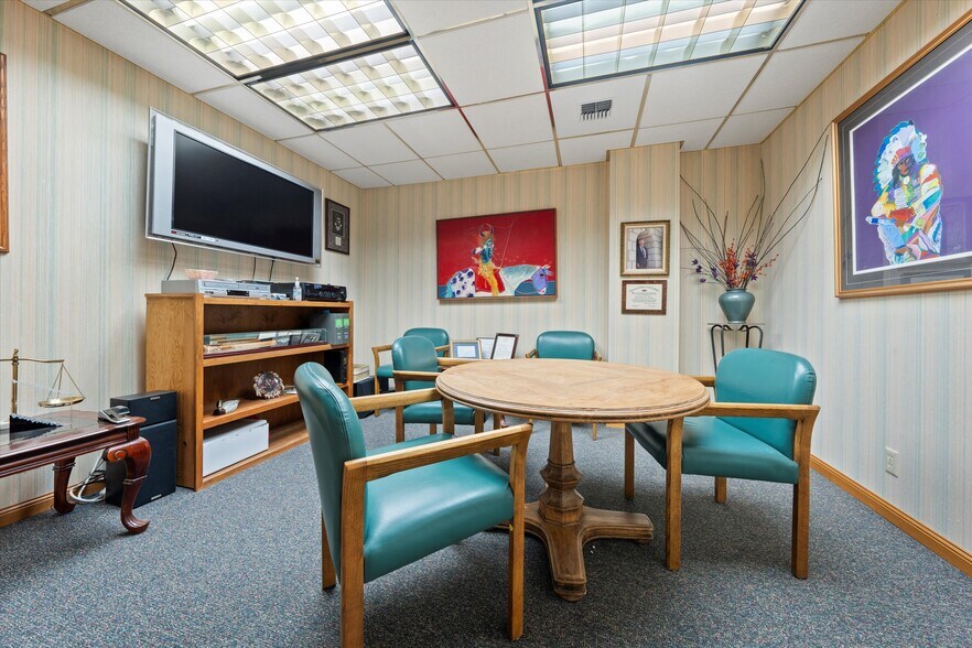 More Photos Of 100 E Broadway Ave, Moses Lake Office For Sale