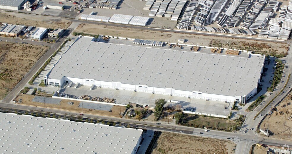 More Photos Of 450 E Rider St, Perris Distribution For Lease