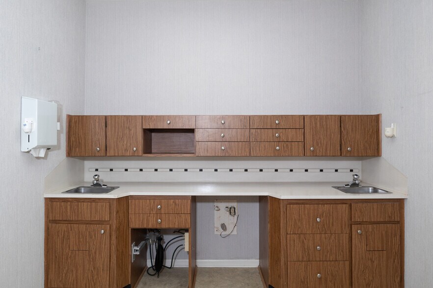 More Photos Of 3830 Rosemont Dr, Columbus Office For Sale