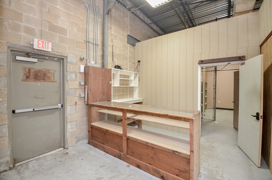 More Photos Of 8050 N Sam Houston Pky W, Houston Storefront For Lease