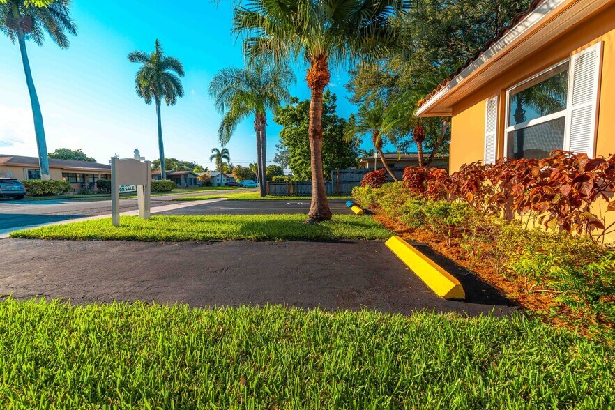 More Photos Of 18 NE 2nd Ave, Dania Beach Office For Sale