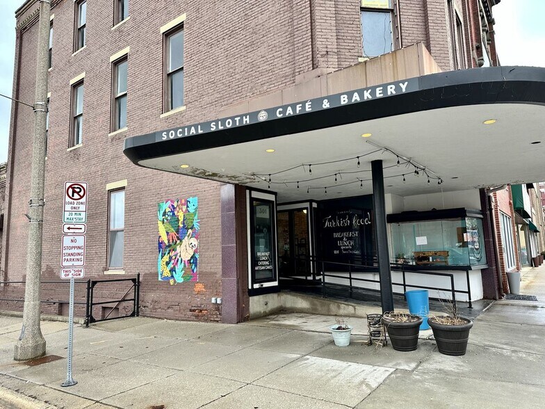 More Photos Of 301 S Washington Sq, Lansing Storefront For Lease