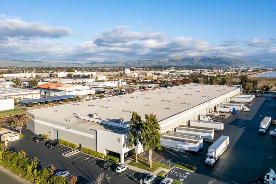 More Photos Of 7091-7095 Central Ave, Newark Unknown For Lease