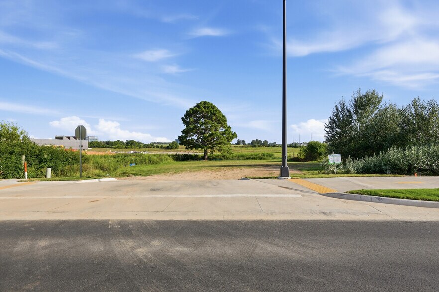 More Photos Of 5469 Watkins Ave, Springdale Medical For Lease