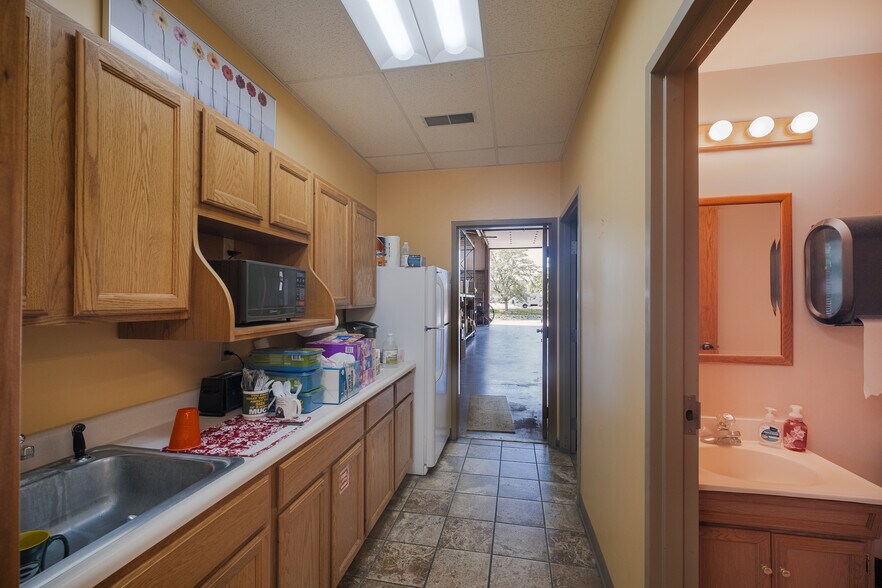 More Photos Of 5237 Commerce Cir, Indianapolis Warehouse For Sale