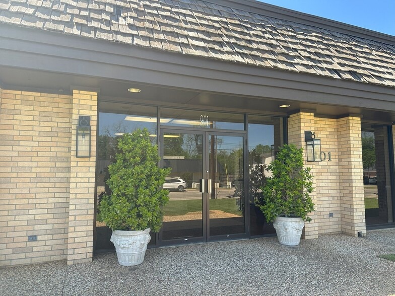 More Photos Of 901 N Mallard St, Palestine Medical For Sale