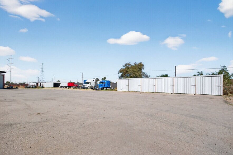 More Photos Of 11010 W Joan Dr, Odessa Warehouse For Lease