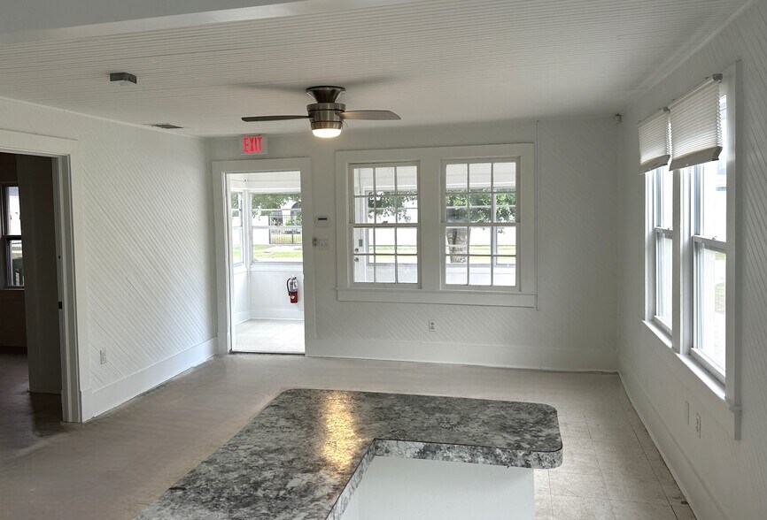 More Photos Of 2023 Jeffcott St, Fort Myers Office For Sale