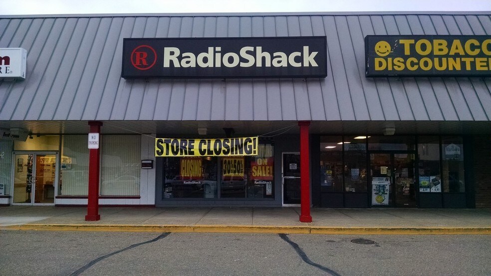 More Photos Of 300-499 Downtowner Plz, Coshocton General Retail For Sale