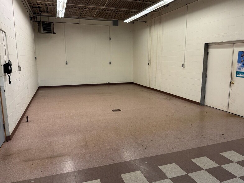 More Photos Of 104 Lenox Ave, Oneida Freestanding For Sale