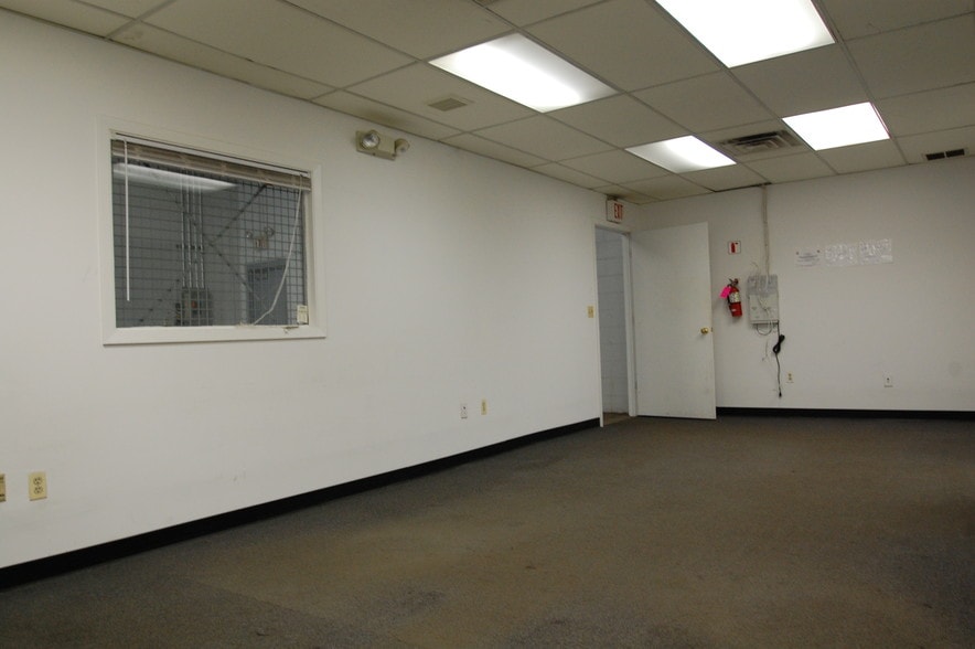 More Photos Of 1050 Slocum Ave, Ridgefield Warehouse For Lease