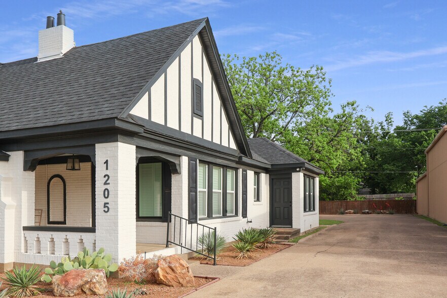 More Photos Of 1205 Main St, Garland Office For Lease