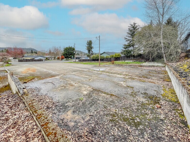 More Photos Of 859 W Lookingglass Rd, Roseburg Office For Sale