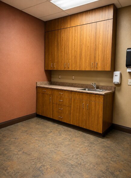 More Photos Of 1020 New River Pky, Fallon Medical For Lease