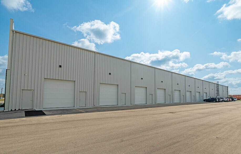 More Photos Of 990 Taylor, Winnipeg Flex For Lease