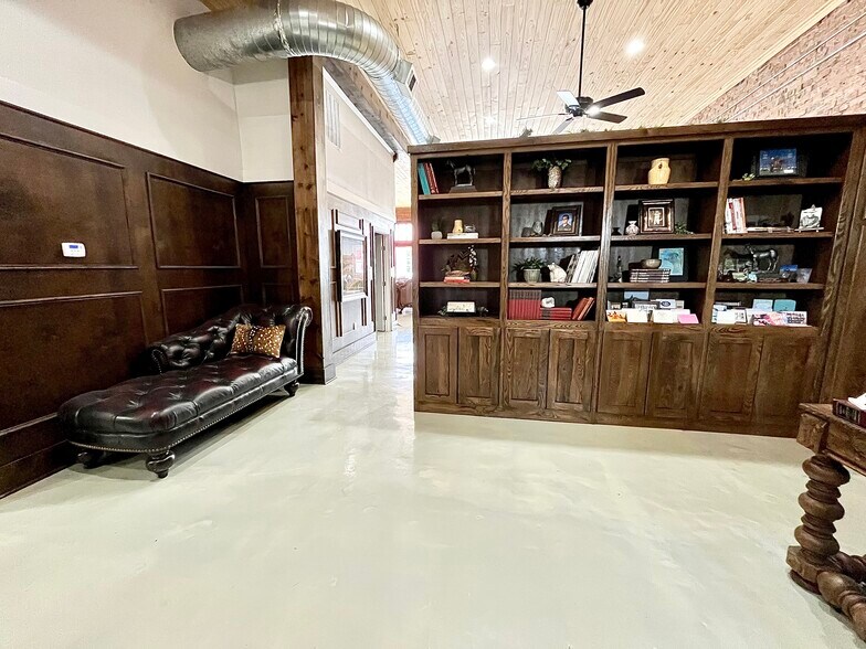 More Photos Of 112 W Wise St, Bowie Office For Sale