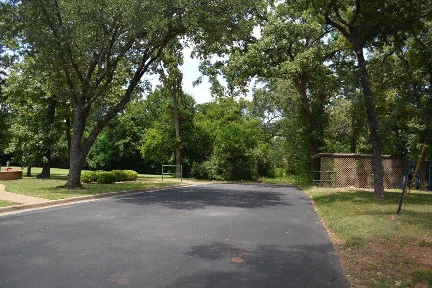 More Photos Of 1301 E Corsicana St, Athens Flex For Sale