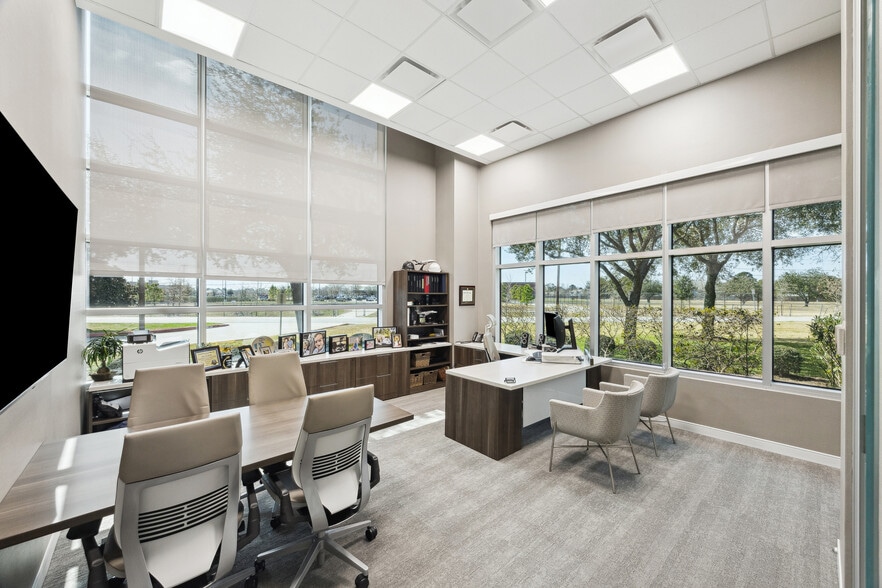 More Photos Of 2000 W Parkwood Ave, Friendswood Office Residential For Sale