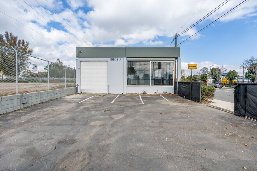 More Photos Of 19603 Figueroa St, Carson Warehouse For Lease
