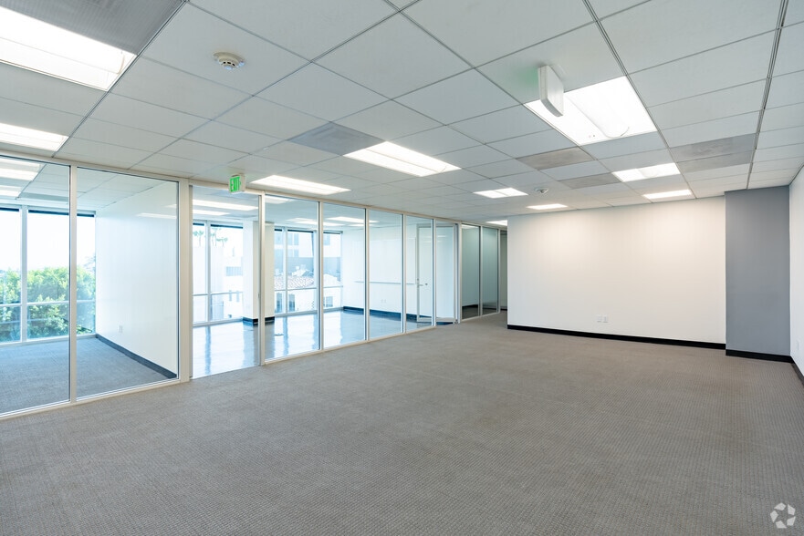 More Photos Of 6565 W Sunset Blvd, Hollywood Office For Lease