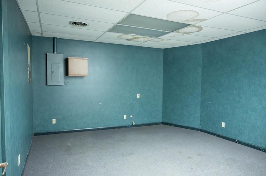 More Photos Of 102 W State St, Mauston Office For Sale